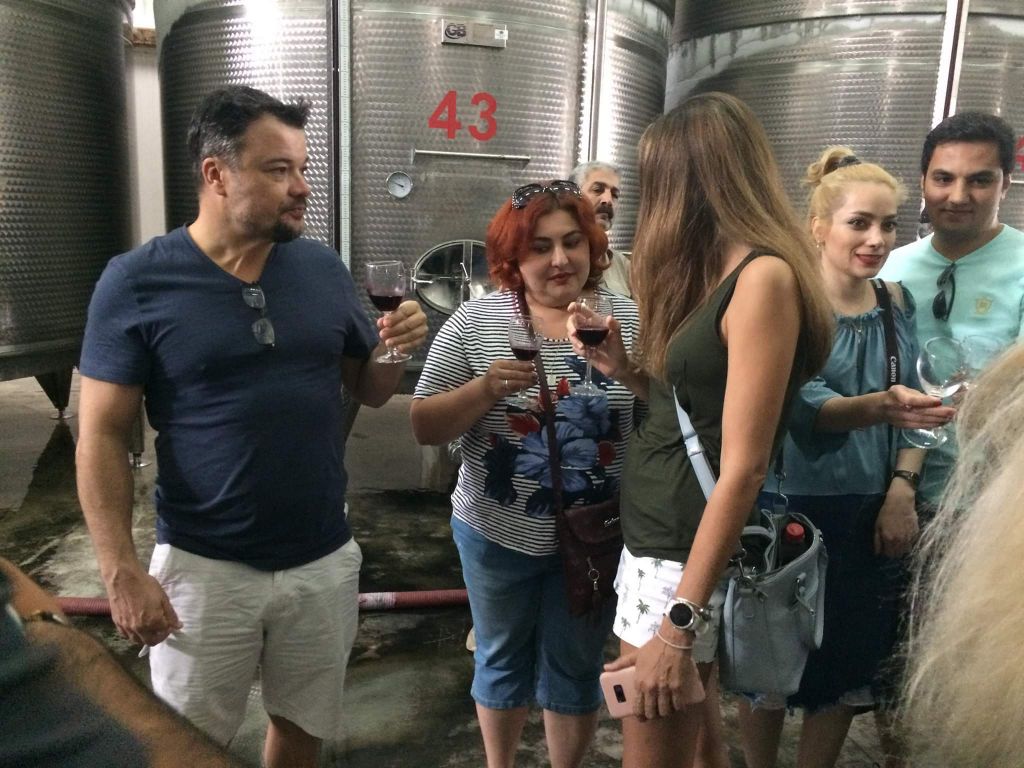 ერთდღიანი ღვინის ტური ლეგენდარულ სიღნაღში : ლეგენდარული თავშესაფარი, წმინდა ნინოს მონასტერი, სამკურნალო წყარო, მამაპაპური ხაშლამა და სავიზო ბარათი - მსოფლიო ბრენდი  " ჭაჭა " . . .