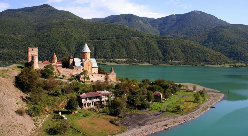 ერთდღიანი ტური ყაზბეგში : ჟინვალის წყალსაცავი, ანანურის ციხე, გუდაური, პანორამა, მჟავე წყლები, გერგეთის სამება . . .