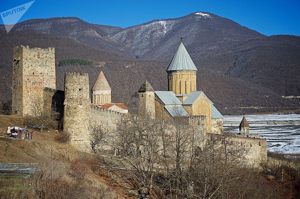ერთდღიანი ტური ყაზბეგში : ჟინვალის წყალსაცავი, ანანურის ციხე, გუდაური, პანორამა, მჟავე წყლები, გერგეთის სამება . . .