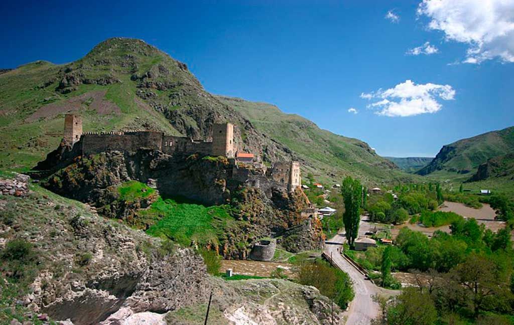 ვარძია, ვანის ქვაბები, ხერთვისის ციხე, რაბათი, მწვანე მონასტერი, ბორჯომი . . .