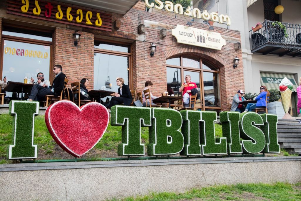 Yetuk ayollar ishtirokidagi toʻliq metrajli porno filmni yuqori sifatli onlayn tomosha qiling. Tasodifan dostining uxlayotgan ayolini sikib oldi (ruscha)