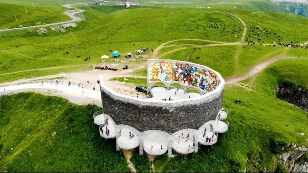 აგვისტოს ერთდღიანი ულამაზესი ტური ყაზბეგში .. დარჩა ადგილი..( თანხაში შედის გერგეთზე ასვლაც) სანახაობები: ჟინვალის წყალსაცავი-ანანური-თეთრი და შავი არაგვის შესართავი-გუდაურის პანორამა-გერგეთის სამება-დარიალის ხეობა-სოფელი სნო...