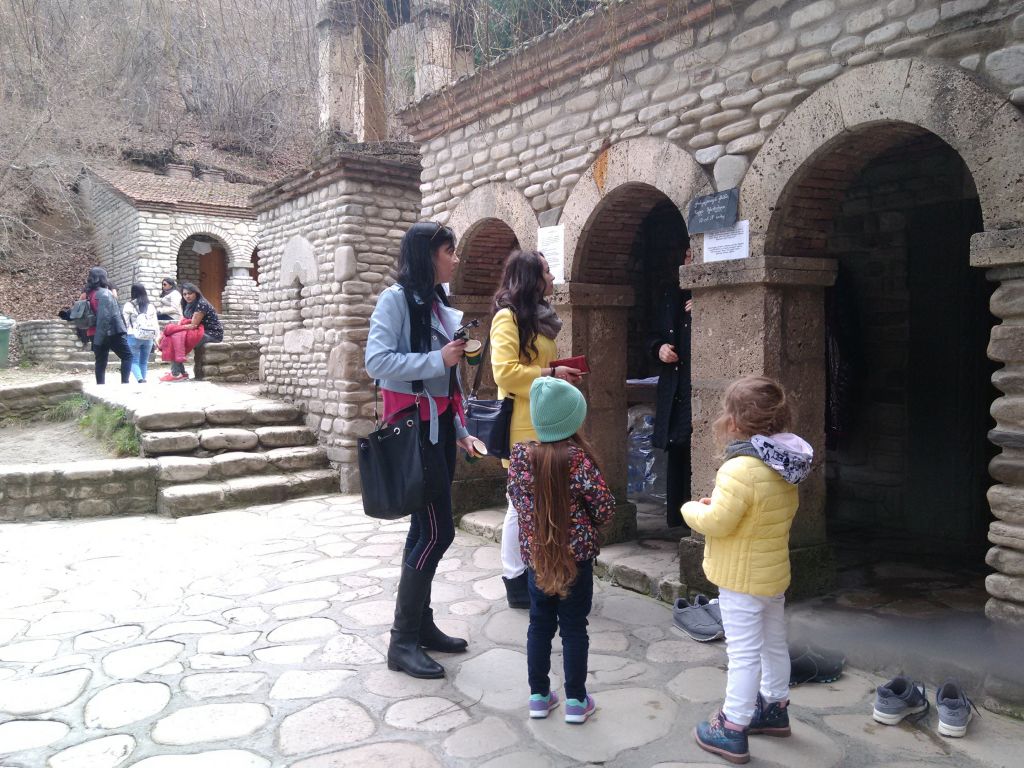 ერთდღიანი ღვინის ტური ლეგენდარულ სიღნაღში : წინაპართა თავშესაფარი, ბოდბის დედათა მონასტერი, სამკურნალო წყარო, მსოფლიო ბრენდი  " ჭაჭა " და ქიზიყის სავიზიტო ბარათი ხაშლამა . . . 