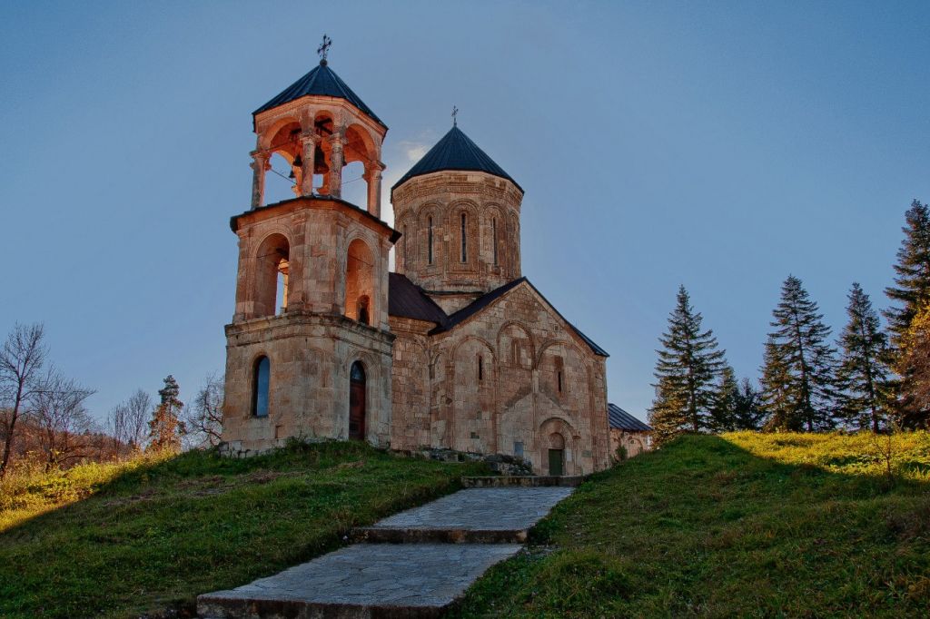 - ოქტომბერი - რაჭის ორდღიანი ტური