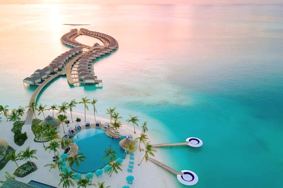 პალმები, მარჯანის რიფები, სუფთა და გამჭირვალე წყალი - ეს მალდივებია