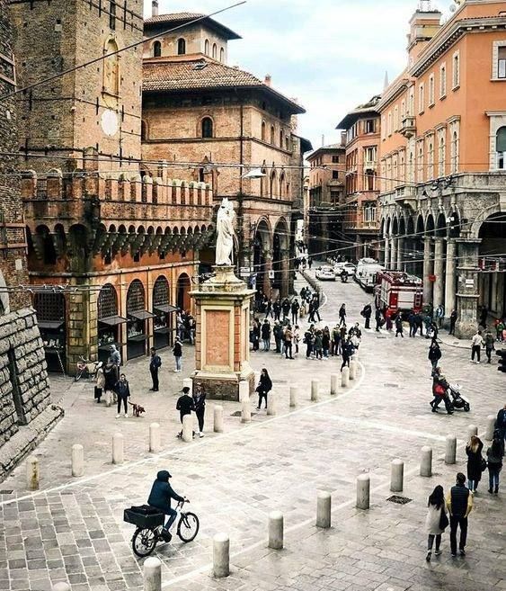 იმოგზაურე ბოლონიაში