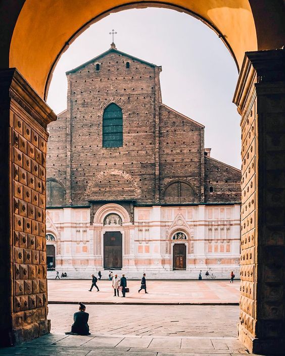 იმოგზაურე ბოლონიაში