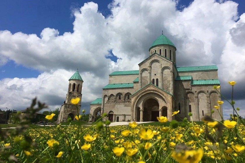 იმერეთის ზღაპრული ტური: პრომეთეს მღვიმე, სათაფლიის კარსტული მღვიმე და დინოზავრის ნაკვალევი, ბაგრატის ტაძარი, გელათის ტაძარი გელათის აკადემია, მოწამეთა - სამონასტრო კომპლექსი, ივლისს