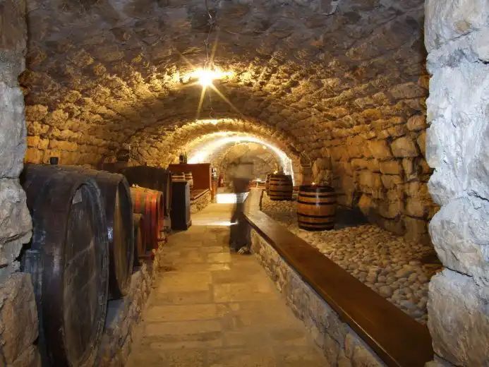 ერთდღიანი ღვინის ტური ღვინის სამშობლოში : კახეთი ღვინის სამშობლოა , ღვინის დაყენება მამაპაპურ ქართულ ქვევრებში 8 000 წლისაა . . .