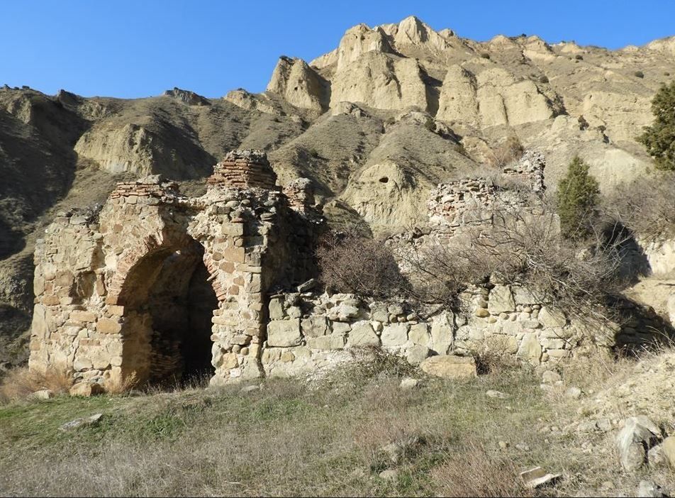 თხოთის მთა, თეთრახევი, სხვილოს ციხე, სამთავისი და ა.შ.