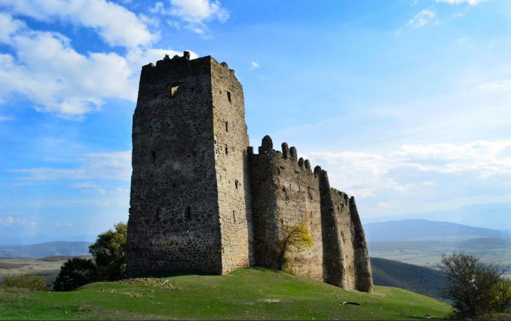 თხოთის მთა, თეთრახევი, სხვილოს ციხე, სამთავისი და ა.შ.