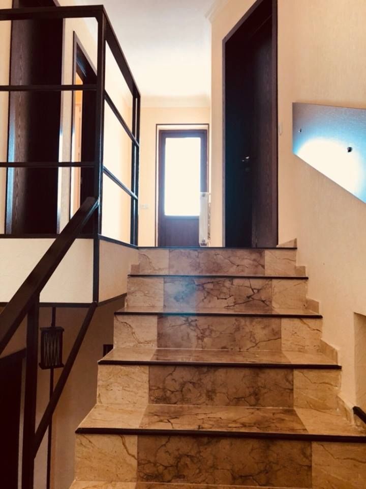 ქირავდება სართულიანი ორი კოტეჯი ოთხ-ოთხი საძინებლით.