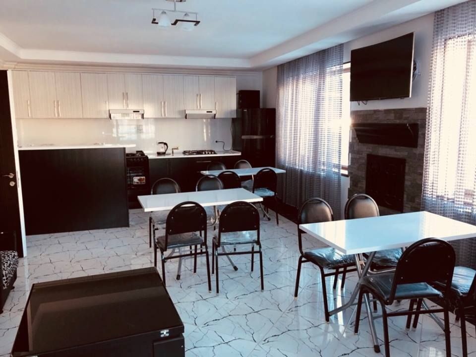 ქირავდება სართულიანი ორი კოტეჯი ოთხ-ოთხი საძინებლით.