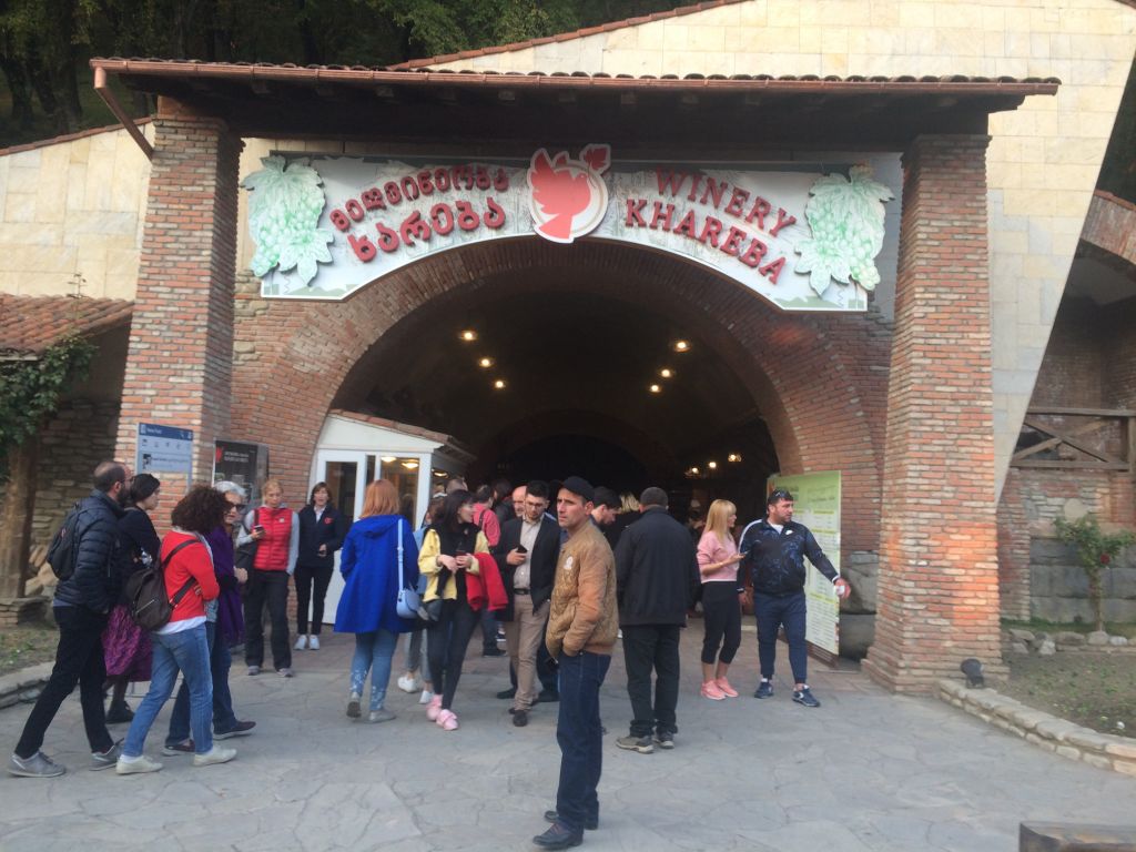 ქვევრებში დაწურული ყურძენი დაღვინდა ! ღვინის ტური თელავში, წინანდალში, ყვარელში : " მეღვინეობა ხარება " - კლდეში ნაკვეთი ღვინის საცავი . . . კორპორაცია " ქინძმარაული " . . .