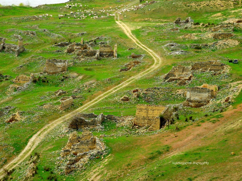 ნადარბაზევის ტბა, კვერნაქის ქედი, უფლისციხე, ქვახვრელი