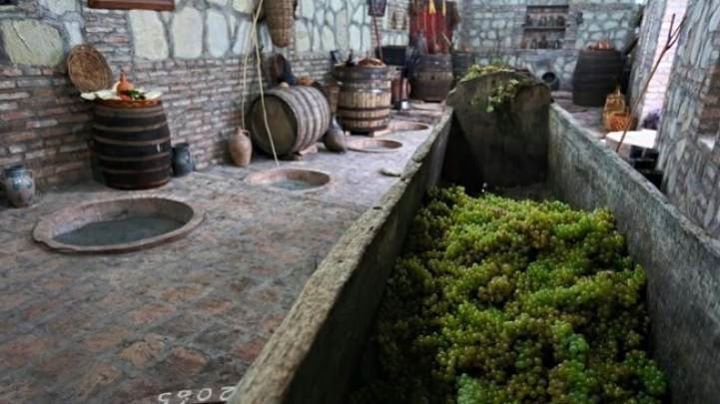 ღვინის ტური კახეთში - კახეთი ღვინის სამშობლოა , ღვინის დაყენება მამაპაპურ კახურ ქვევრებში 8 000 წლისაა