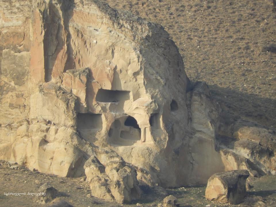 თხოთის მთა, თეთრახევი, სამთავისი, ქსნის ციხე და ა.შ.