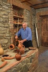 როდესაც თიხის ჭურჭელი დალუქულია – რა ხდება ქვევრში, ესაა საიდუმლო, რომელიც ღმერთსა და თიხას შორის რჩება“. . . მამაპაპურ ქართულ ქვევრებში ღვინის დაყენება  წლისაა , კახეთი ღვინის სამშობლოა !