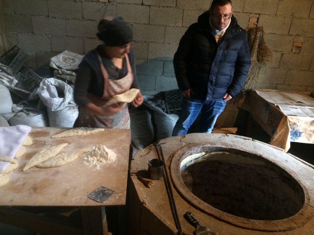 როდესაც თიხის ჭურჭელი დალუქულია – რა ხდება ქვევრში, ესაა საიდუმლო, რომელიც ღმერთსა და თიხას შორის რჩება“. . . მამაპაპურ ქართულ ქვევრებში ღვინის დაყენება წლისაა , კახეთი ღვინის სამშობლოა !