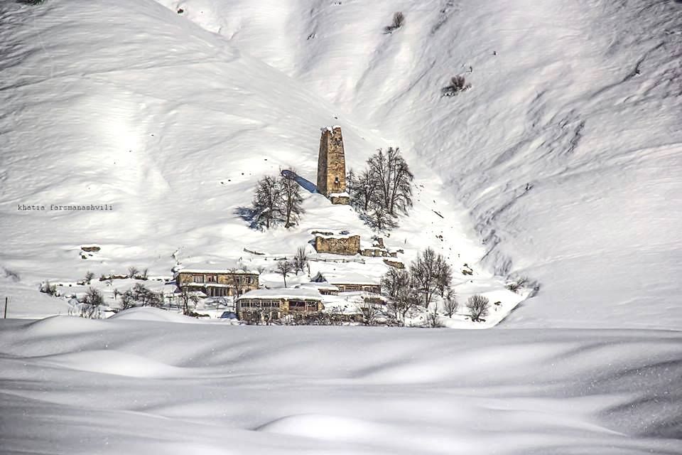 მოირონინე თოვლიანი ხადას ხეობა დეკემბერს