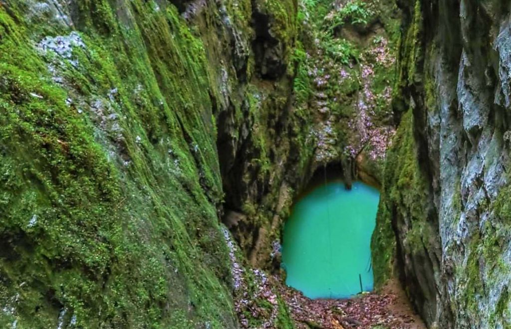 გაბზარული ტბა