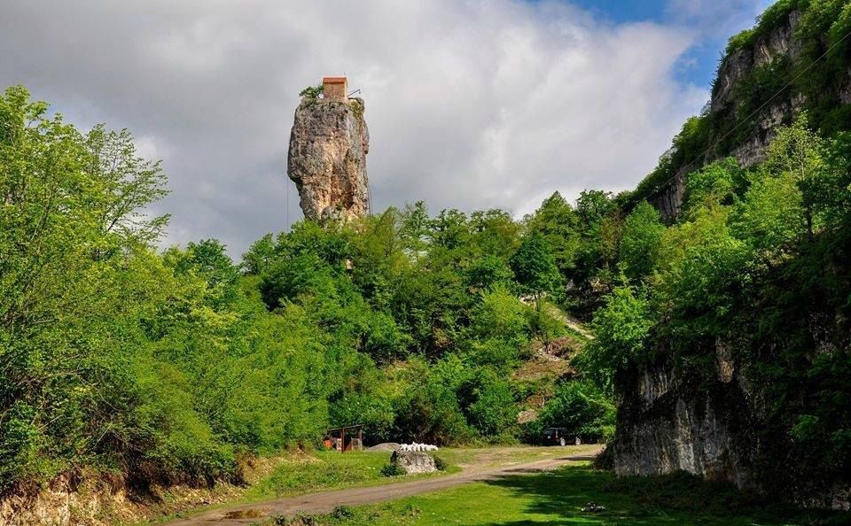 მოდინახე, კაცხის სვეტი, სამცვერას ჩანჩქერი, მღვიმევი