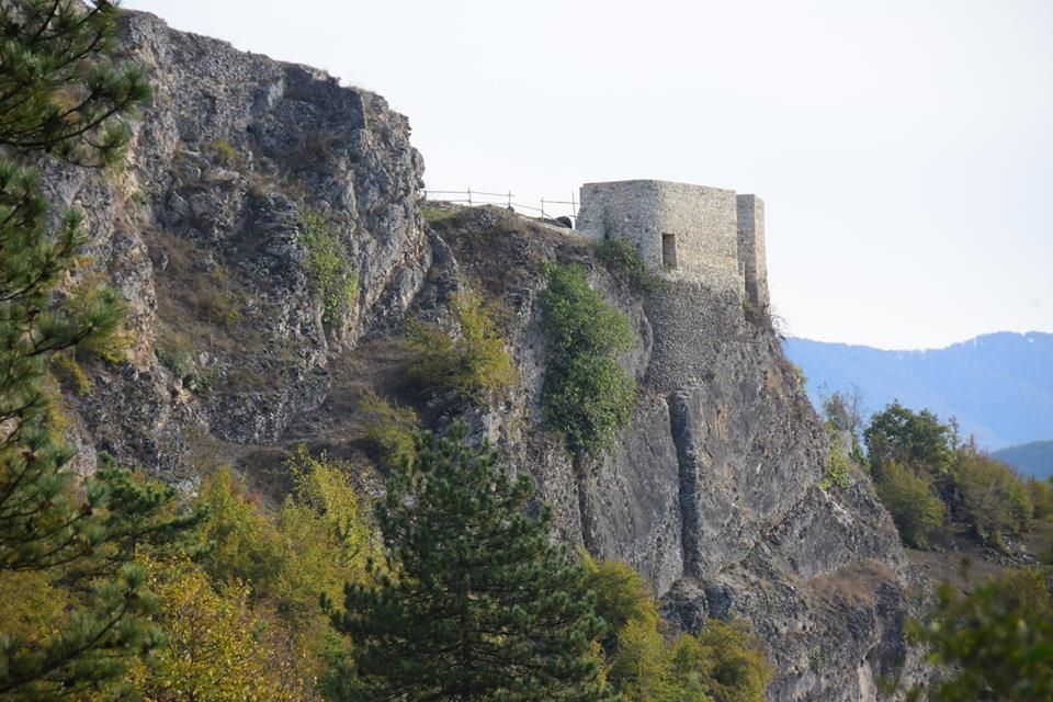 მოდინახე, კაცხის სვეტი, სამცვერას ჩანჩქერი, მღვიმევი