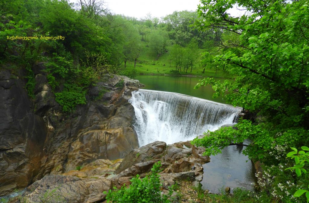მოდინახე, კაცხის სვეტი, სამცვერას ჩანჩქერი, მღვიმევი