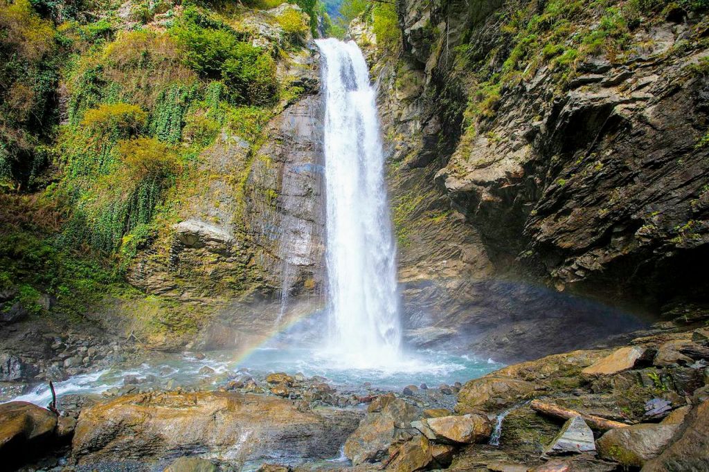 ლაგოდეხის ნაკრძალი: ნინოს ხევის, იგივე გურგენიანის მეტრიანი ჩანჩქერი, მდინარე ნინოს ხევის ხეობა, ივლისს