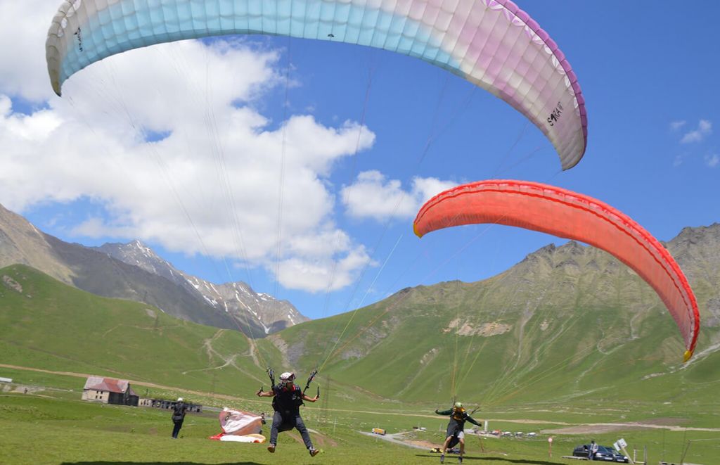 Paragliding tour in Gudauri