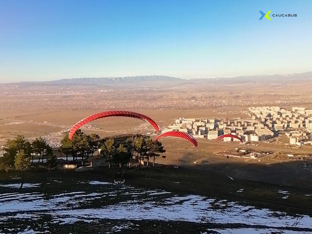 ექსტრემალური პარაპლანის ტური დედიკოებს მარტს