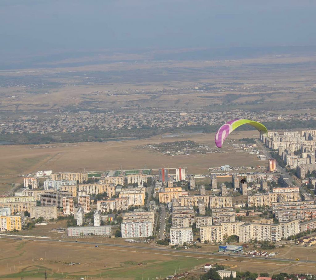 ექსტრემალური პარაპლანის ტური დედიკოებს მარტს