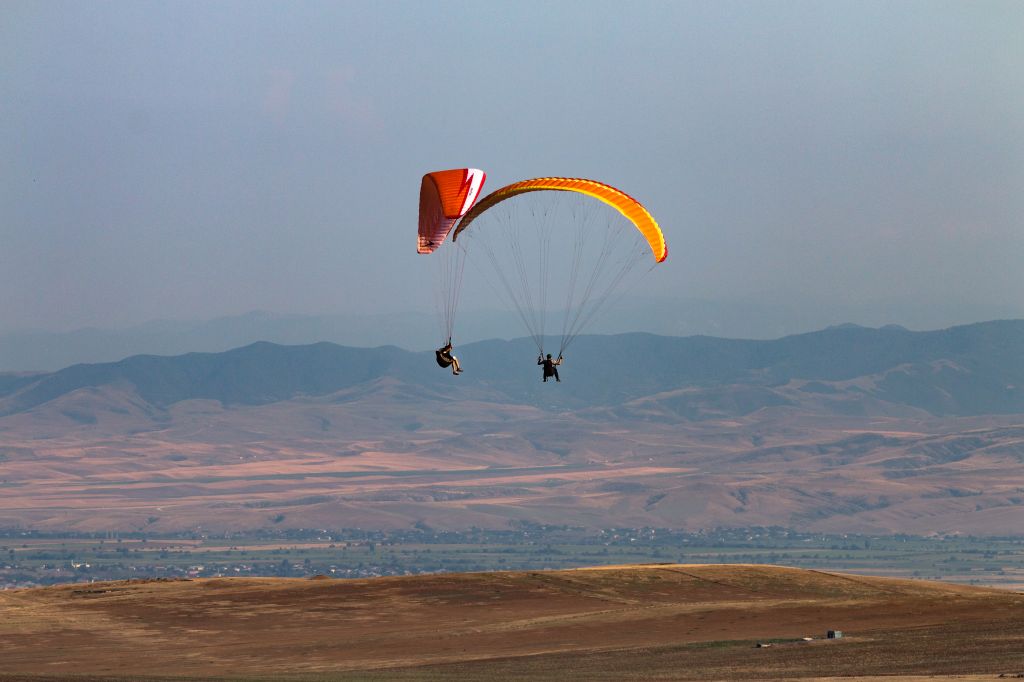 ექსტრემალური პარაპლანის ტური დედიკოებს მარტს