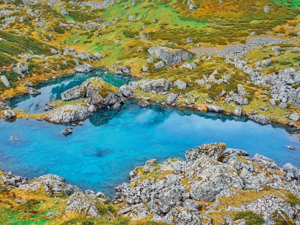 აბუდელაური ფერადი ტბები  ივლისს, კვირა