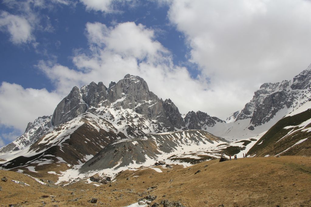 ჯუთა-ჭაუხები : ზეთა კემპინგი , მეხუთე სეზონი , ჯუთას ჩანჩქერი , ჯუთას ტბა