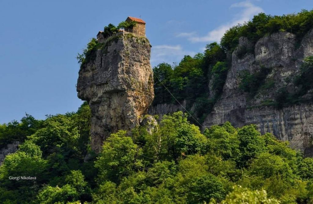 კაცხის სვეტი, მღვიმევის მონასტერი სამცვერას ჩანჩქერი