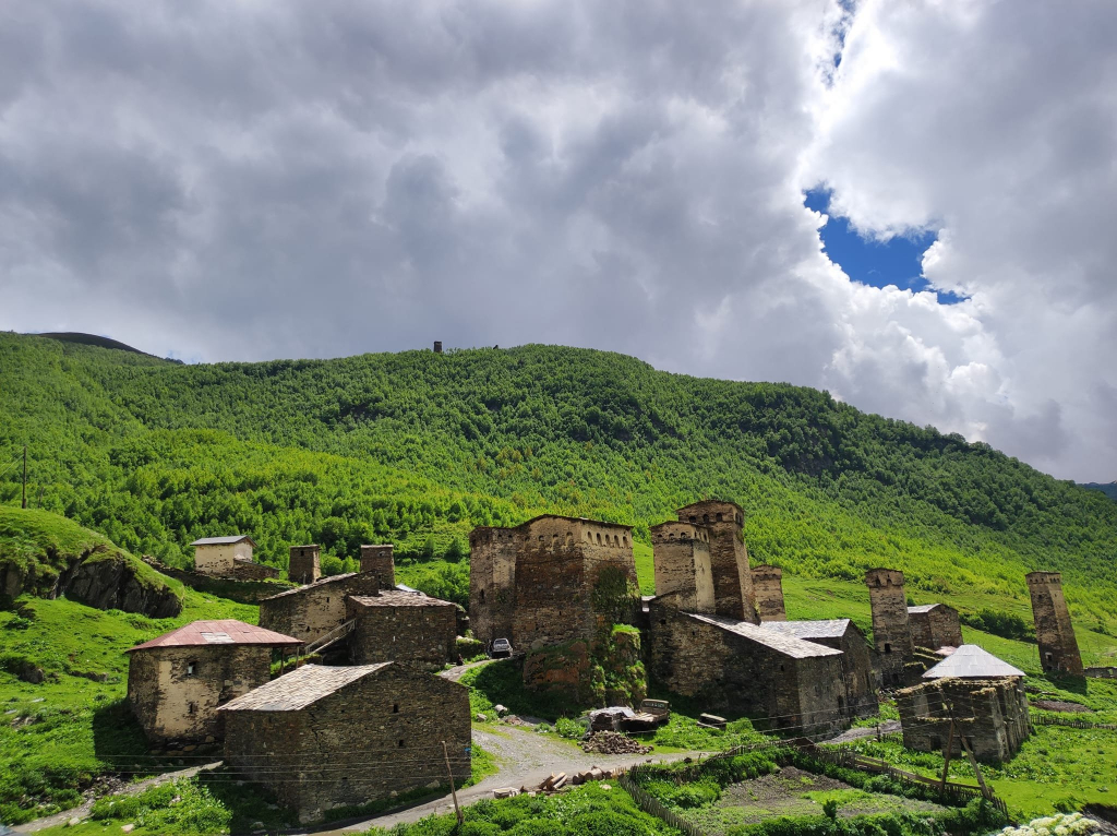 სვანეთის დღიანი ტური - სრული პაკეტი ( სასტუმრო, კვება, შიდა გადაადგილებები )