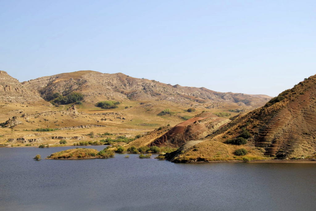 ფერადი უდაბნო - მრავალწყაროს წყალსაცავი ( დღე სხვა სამყაროში)