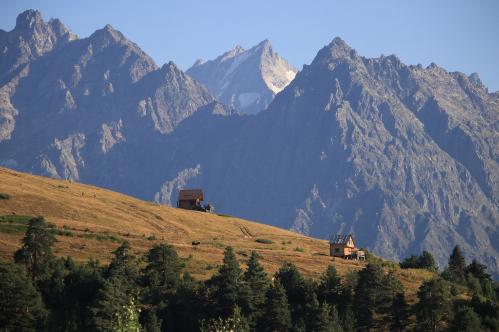 სვანეთის დღიანი ტური - სრული პაკეთი : სასტუმრო, საუზმე, ვახშამი, ტრანპსორტირება, დელიკებით მომსახურება