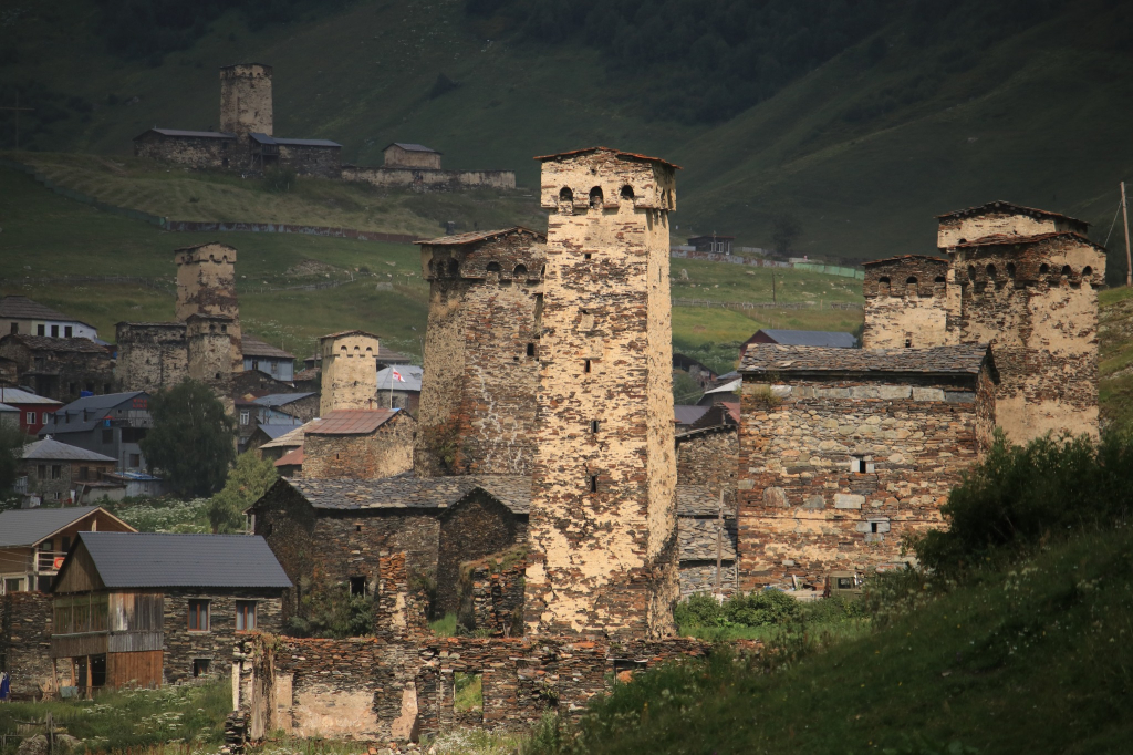 სვანეთის ტური : სრული პაკეტი : სასტუმრო , ორჯერადი კვება, დელიეკები ( ულამაზესი პერიოდი სვანეთში სამოგზაუროდ)