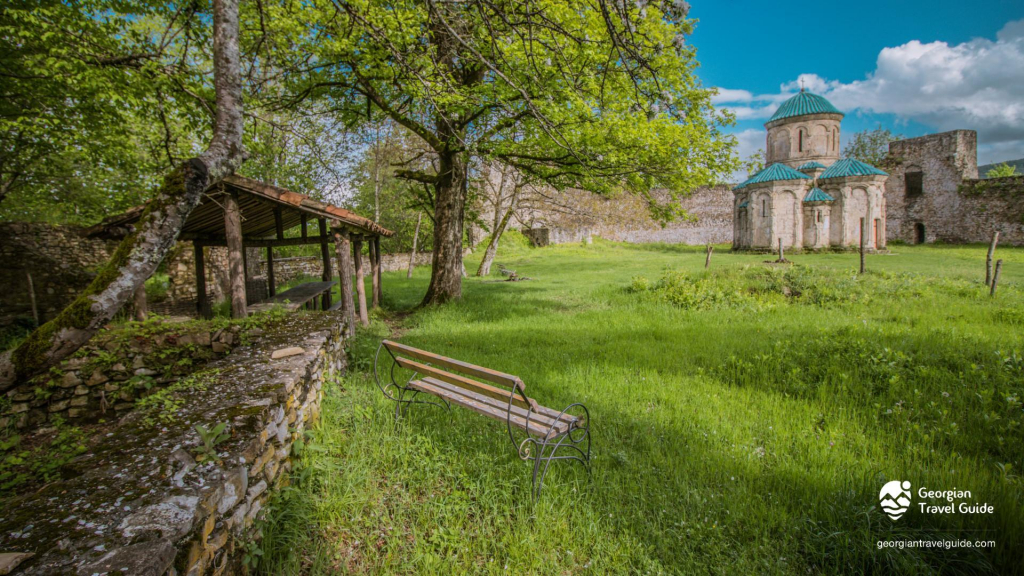 კვეტერას ციხე-ქალაქი,საბადურის ტყე და სიონი