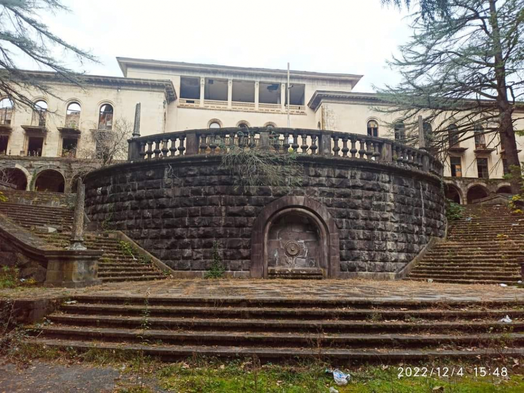 წყალტუბოს სანატორიუმები, ტაბაკინი, ნავენახევის მღვიმე. კოლხური ბაღი