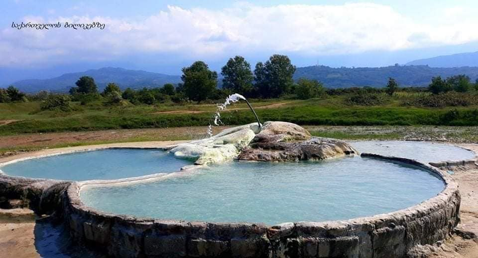 საირმე, დიხაშხოს ცხელი წყლის აუზები