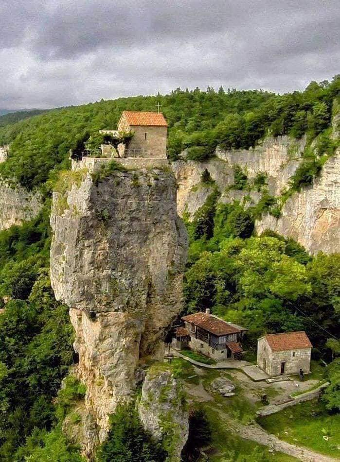 დათოვლილი კაცხის სვეტი, მღვიმევი, ჭიათურის საბაგიროები