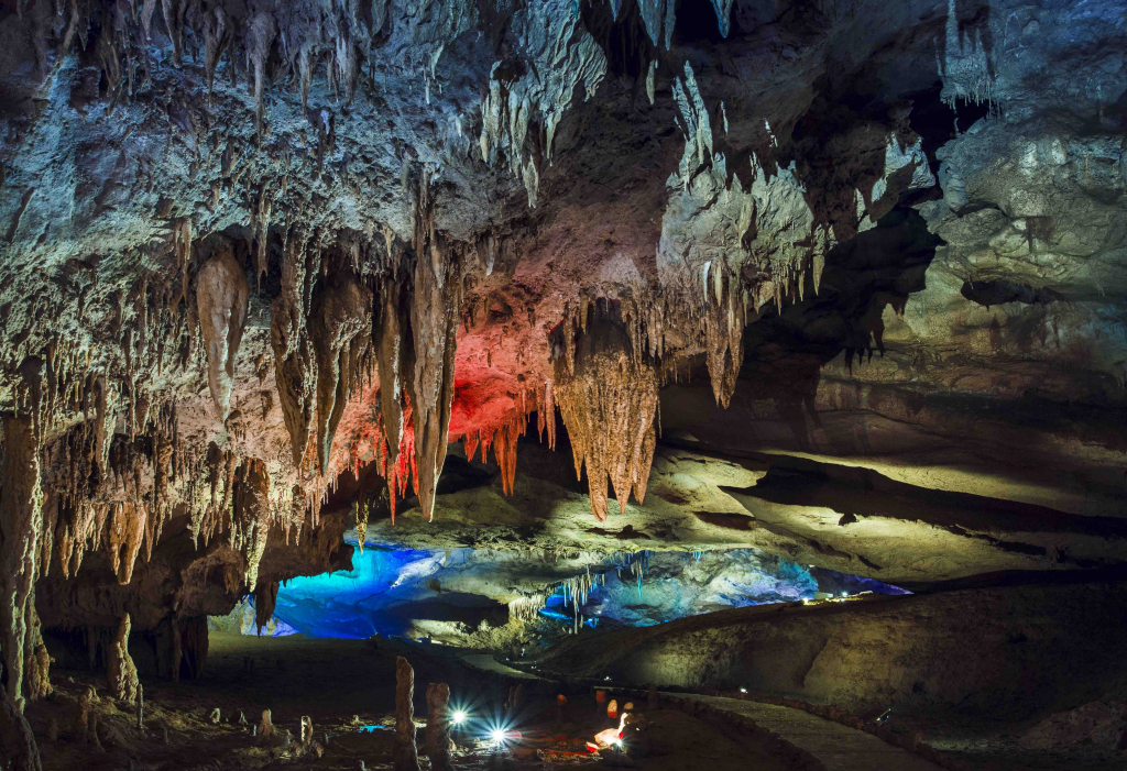სათაფლიის, პრომეთეს და თეთრა მღვიმეები, ბაგრატის ტაძარი