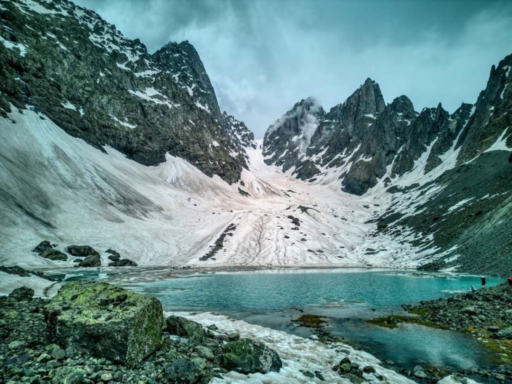 1 დღიანი ტური აბუდელაურის ფერადი ტბები