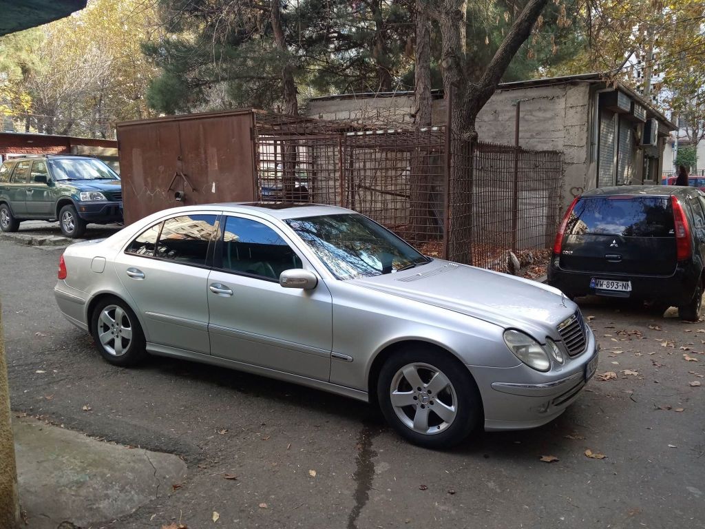 Sedan - MERCEDES-BENZ