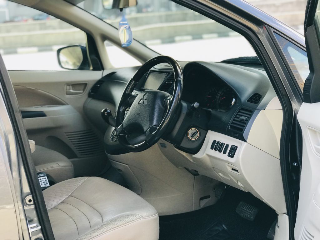 Minivan - MITSUBISHI