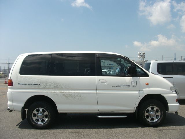 Minivan - MITSUBISHI