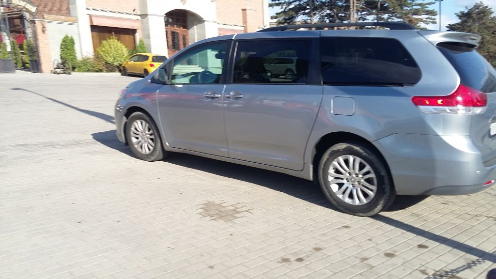 Minivan - TOYOTA